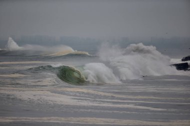 Büyük fırtınalı deniz dalgası. Peru Sahil Hattı - Caplina La Herradura Chorrillos.