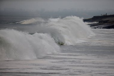 Büyük fırtınalı deniz dalgası. Peru Sahil Hattı - Caplina La Herradura Chorrillos.