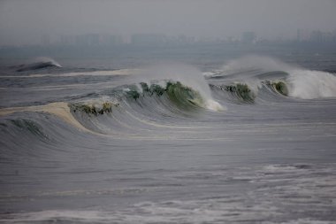 Büyük fırtınalı deniz dalgası. Peru Sahil Hattı - Caplina La Herradura Chorrillos.