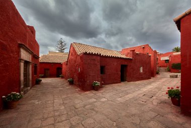 Arequipa-Santa Catalina manastırı Dominikli rahibeler için bir manastır olarak kuruldu. Çarpıcı mimarisi ve canlı renkleriyle ünlüdür.