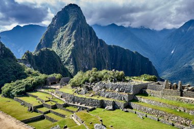 And Dağları 'nın tepelerine tünemiş Machu Picchu İnka medeniyetinin görkeminin bir kanıtı olarak duruyor. Sisli tepeler ve yemyeşil yeşilliklerle çevrili bu antik harikalar saygı ve saygı uyandırır.