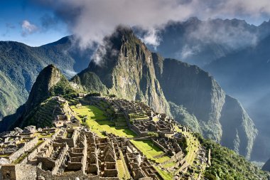 And Dağları 'nın tepelerine tünemiş Machu Picchu İnka medeniyetinin görkeminin bir kanıtı olarak duruyor. Sisli tepeler ve yemyeşil yeşilliklerle çevrili bu antik harikalar saygı ve saygı uyandırır.