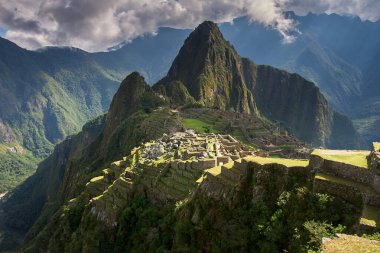 And Dağları 'nın tepelerine tünemiş Machu Picchu İnka medeniyetinin görkeminin bir kanıtı olarak duruyor. Sisli tepeler ve yemyeşil yeşilliklerle çevrili bu antik harikalar saygı ve saygı uyandırır.
