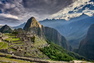 And Dağları 'nın tepelerine tünemiş Machu Picchu İnka medeniyetinin görkeminin bir kanıtı olarak duruyor. Sisli tepeler ve yemyeşil yeşilliklerle çevrili bu antik harikalar saygı ve saygı uyandırır.