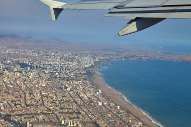          Lima, uçurumlar tarafından oyulmuş ve Pasifik esintisi tarafından öpülmüş kıtanın kenarına kadar uzanıyordu. Yukarıdan bakıldığında, uçsuz bucaksız bir yaşam mozaiği, ışık ve çölün derin mavi ile buluştuğu kıyı şeridi..                      