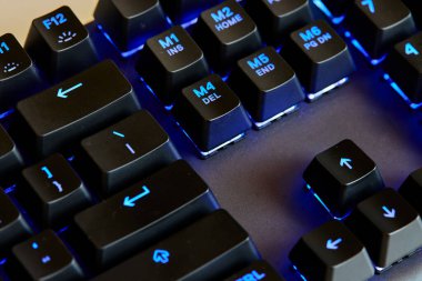 Dokunsal hassasiyet, neon tutum. Klavye çalıyorum. Her anahtar savaş alanı komutu gibi ateşlenir, burası refleks ile RGB 'nin buluştuğu yer. Oynamaya hazır, kazanmaya hazır.