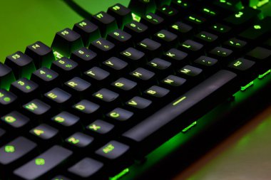 Dokunsal hassasiyet, neon tutum. Klavye çalıyorum. Her anahtar savaş alanı komutu gibi ateşlenir, burası refleks ile RGB 'nin buluştuğu yer. Oynamaya hazır, kazanmak için yaratılmış. Qwerty.