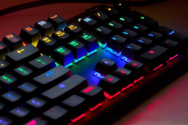 Dokunsal hassasiyet, neon tutum. Klavye çalıyorum. Her anahtar savaş alanı komutu gibi ateşlenir, burası refleks ile RGB 'nin buluştuğu yer. Oynamaya hazır, kazanmak için yaratılmış. Qwerty.