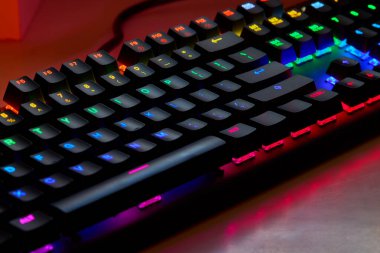 Dokunsal hassasiyet, neon tutum. Klavye çalıyorum. Her anahtar savaş alanı komutu gibi ateşlenir, burası refleks ile RGB 'nin buluştuğu yer. Oynamaya hazır, kazanmak için yaratılmış. Qwerty.