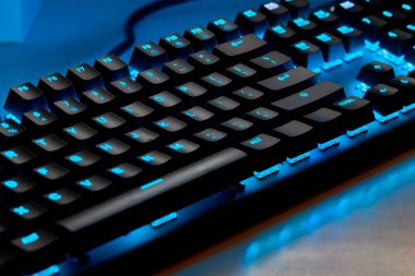 Dokunsal hassasiyet, neon tutum. Klavye çalıyorum. Her anahtar savaş alanı komutu gibi ateşlenir, burası refleks ile RGB 'nin buluştuğu yer. Oynamaya hazır, kazanmak için yaratılmış. Qwerty.