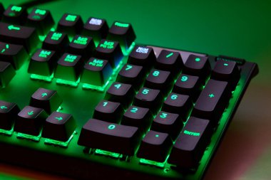 Dokunsal hassasiyet, neon tutum. Klavye çalıyorum. Her anahtar savaş alanı komutu gibi ateşlenir, burası refleks ile RGB 'nin buluştuğu yer. Oynamaya hazır, kazanmak için yaratılmış. Qwerty.