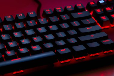 Dokunsal hassasiyet, neon tutum. Klavye çalıyorum. Her anahtar savaş alanı komutu gibi ateşlenir, burası refleks ile RGB 'nin buluştuğu yer. Oynamaya hazır, kazanmak için yaratılmış. Qwerty.