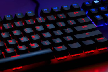 Dokunsal hassasiyet, neon tutum. Klavye çalıyorum. Her anahtar savaş alanı komutu gibi ateşlenir, burası refleks ile RGB 'nin buluştuğu yer. Oynamaya hazır, kazanmak için yaratılmış. Qwerty.