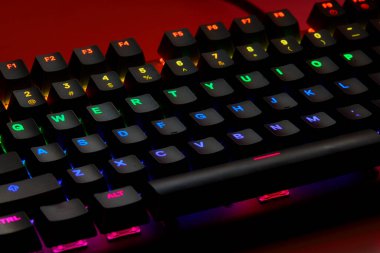 Dokunsal hassasiyet, neon tutum. Klavye çalıyorum. Her anahtar savaş alanı komutu gibi ateşlenir, burası refleks ile RGB 'nin buluştuğu yer. Oynamaya hazır, kazanmak için yaratılmış. Qwerty.