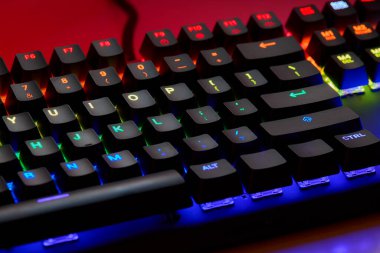 Dokunsal hassasiyet, neon tutum. Klavye çalıyorum. Her anahtar savaş alanı komutu gibi ateşlenir, burası refleks ile RGB 'nin buluştuğu yer. Oynamaya hazır, kazanmak için yaratılmış. Qwerty.