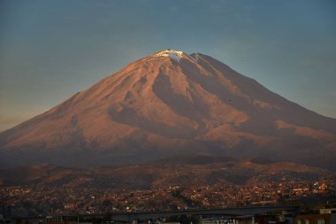 Misti Volcano, Peru 'nun güneyindeki Arequipa yakınlarında bulunan ikonik ve aktif bir stratovolcano. And Dağları 'nın en önemli volkanlarından biridir ve neredeyse simetrik ve konik şekliyle bilinir..