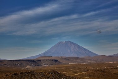 Misti Volcano, Peru 'nun güneyindeki Arequipa yakınlarında bulunan ikonik ve aktif bir stratovolcano. And Dağları 'nın en önemli volkanlarından biridir ve neredeyse simetrik ve konik şekliyle bilinir..