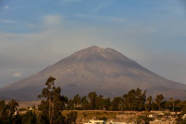 Misti Volcano, Peru 'nun güneyindeki Arequipa yakınlarında bulunan ikonik ve aktif bir stratovolcano. And Dağları 'nın en önemli volkanlarından biridir ve neredeyse simetrik ve konik şekliyle bilinir..