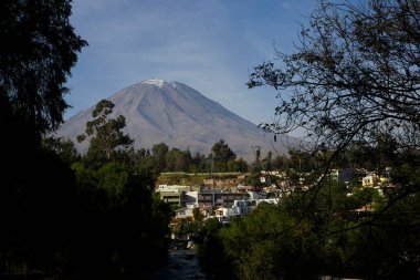 Misti Volcano, Peru 'nun güneyindeki Arequipa yakınlarında bulunan ikonik ve aktif bir stratovolcano. And Dağları 'nın en önemli volkanlarından biridir ve neredeyse simetrik ve konik şekliyle bilinir..
