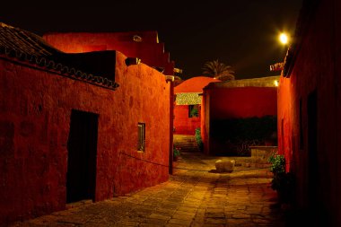 Gecenin sessiz örtüsünün altında, Santa Catalina Manastırı gizemle parıldıyor. Yumuşak fenerlerle aydınlatılan asırlık duvarları, Arequipa 'nın kalbindeki inanç, yalnızlık ve ebedi güzelliğin yankı hikayeleri..