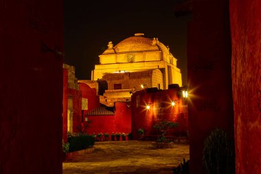 Gecenin sessiz örtüsünün altında, Santa Catalina Manastırı gizemle parıldıyor. Yumuşak fenerlerle aydınlatılan asırlık duvarları, Arequipa 'nın kalbindeki inanç, yalnızlık ve ebedi güzelliğin yankı hikayeleri..