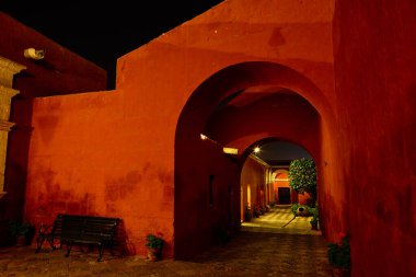 Gecenin sessiz örtüsünün altında, Santa Catalina Manastırı gizemle parıldıyor. Yumuşak fenerlerle aydınlatılan asırlık duvarları, Arequipa 'nın kalbindeki inanç, yalnızlık ve ebedi güzelliğin yankı hikayeleri.