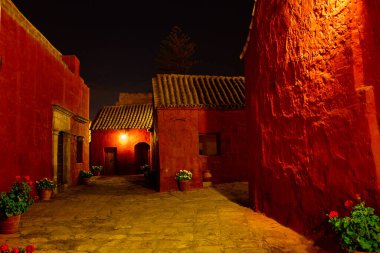 Gecenin sessiz örtüsünün altında, Santa Catalina Manastırı gizemle parıldıyor. Yumuşak fenerlerle aydınlatılan asırlık duvarları, Arequipa 'nın kalbindeki inanç, yalnızlık ve ebedi güzelliğin yankı hikayeleri.