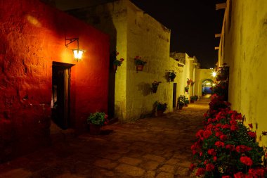 Gecenin sessiz örtüsünün altında, Santa Catalina Manastırı gizemle parıldıyor. Yumuşak fenerlerle aydınlatılan asırlık duvarları, Arequipa 'nın kalbindeki inanç, yalnızlık ve ebedi güzelliğin yankı hikayeleri.