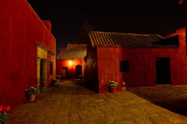 Gecenin sessiz örtüsünün altında, Santa Catalina Manastırı gizemle parıldıyor. Yumuşak fenerlerle aydınlatılan asırlık duvarları, Arequipa 'nın kalbindeki inanç, yalnızlık ve ebedi güzelliğin yankı hikayeleri.
