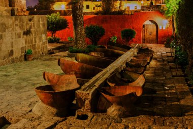 Gecenin sessiz örtüsünün altında, Santa Catalina Manastırı gizemle parıldıyor. Yumuşak fenerlerle aydınlatılan asırlık duvarları, Arequipa 'nın kalbindeki inanç, yalnızlık ve ebedi güzelliğin yankı hikayeleri.