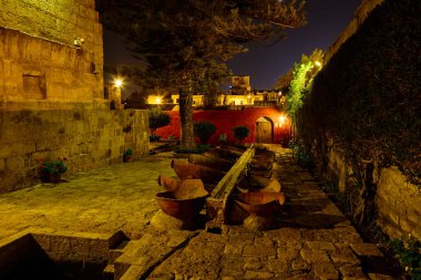 Gecenin sessiz örtüsünün altında, Santa Catalina Manastırı gizemle parıldıyor. Yumuşak fenerlerle aydınlatılan asırlık duvarları, Arequipa 'nın kalbindeki inanç, yalnızlık ve ebedi güzelliğin yankı hikayeleri.