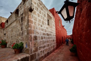 Arequipa-Santa Catalina manastırı Dominikli rahibeler için bir manastır olarak kuruldu. Çarpıcı mimarisi ve canlı renkleriyle ünlüdür.