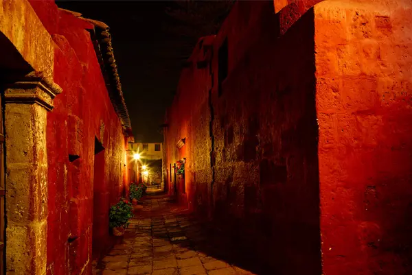 Gecenin sessiz örtüsünün altında, Santa Catalina Manastırı gizemle parıldıyor. Yumuşak fenerlerle aydınlatılan asırlık duvarları, Arequipa 'nın kalbindeki inanç, yalnızlık ve ebedi güzelliğin yankı hikayeleri.