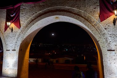 Gece gökyüzünün altında, Yanahuaras kemerleri Arequipa 'nın parlayan kalbini çerçeveler. Şehir ışıkları aşağıda parıldarken, sessiz volkanlar izliyor..