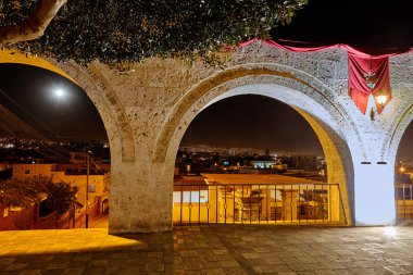 Gece gökyüzünün altında, Yanahuaras kemerleri Arequipa 'nın parlayan kalbini çerçeveler. Şehir ışıkları aşağıda parıldarken, sessiz volkanlar izliyor..