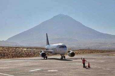 Misti uzakta dikilirken Arequipa Havaalanı dünya ve gökyüzü arasında bir geçit haline gelir. Güç, hareket ve volkanik ihtişamın mükemmel bir karışımı.