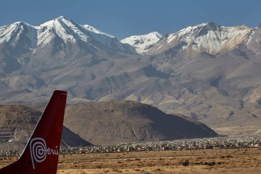 Misti uzakta dikilirken Arequipa Havaalanı dünya ve gökyüzü arasında bir geçit haline gelir. Güç, hareket ve volkanik ihtişamın mükemmel bir karışımı.