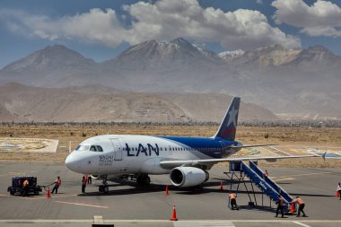 Misti uzakta dikilirken Arequipa Havaalanı dünya ve gökyüzü arasında bir geçit haline gelir. Güç, hareket ve volkanik ihtişamın mükemmel bir karışımı.