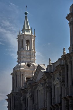 Plaza de Armas 'ın kalbinde gururla duran Arequipa Katedrali, zarafet, tarih ve volkanik ihtişamın simgesi olan sillar taştan yapılmış bir başyapıttır..