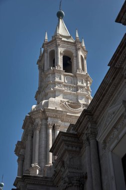 Plaza de Armas 'ın kalbinde gururla duran Arequipa Katedrali, zarafet, tarih ve volkanik ihtişamın simgesi olan sillar taştan yapılmış bir başyapıttır..
