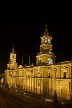 Plaza de Armas 'ın kalbinde gururla duran Arequipa Katedrali, zarafet, tarih ve volkanik ihtişamın simgesi olan sillar taştan yapılmış bir başyapıttır..