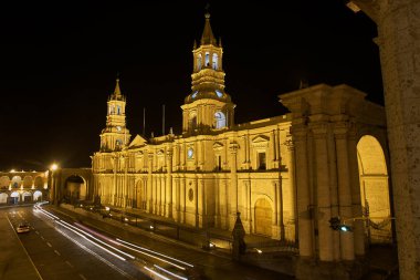 Plaza de Armas 'ın kalbinde gururla duran Arequipa Katedrali, zarafet, tarih ve volkanik ihtişamın simgesi olan sillar taştan yapılmış bir başyapıttır..