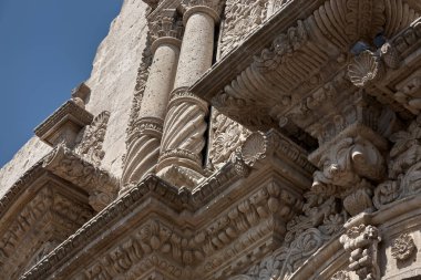 Plaza de Armas 'ın kalbinde gururla duran Arequipa Katedrali, zarafet, tarih ve volkanik ihtişamın simgesi olan sillar taştan yapılmış bir başyapıttır..