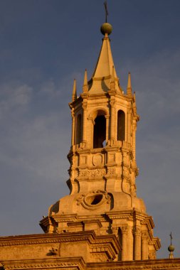 Plaza de Armas 'ın kalbinde gururla duran Arequipa Katedrali, zarafet, tarih ve volkanik ihtişamın simgesi olan sillar taştan yapılmış bir başyapıttır..