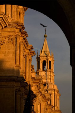 Plaza de Armas 'ın kalbinde gururla duran Arequipa Katedrali, zarafet, tarih ve volkanik ihtişamın simgesi olan sillar taştan yapılmış bir başyapıttır..