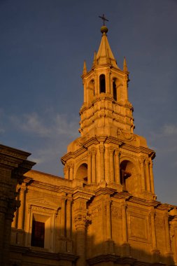 Plaza de Armas 'ın kalbinde gururla duran Arequipa Katedrali, zarafet, tarih ve volkanik ihtişamın simgesi olan sillar taştan yapılmış bir başyapıttır..