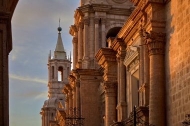 Plaza de Armas 'ın kalbinde gururla duran Arequipa Katedrali, zarafet, tarih ve volkanik ihtişamın simgesi olan sillar taştan yapılmış bir başyapıttır..