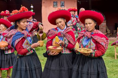 Güzelce dokunmuş giysilerini giyip Chinchero halkı kültür, miras ve cemaatin neşeli bir kutlaması için bir araya geldiler..