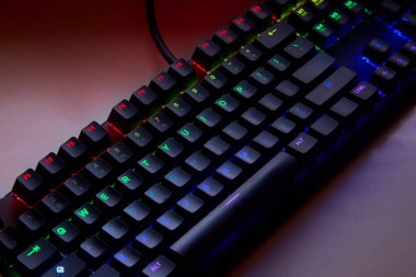 Dokunsal hassasiyet, neon tutum. Klavye çalıyorum. Her anahtar savaş alanı komutu gibi ateşlenir, burası refleks ile RGB 'nin buluştuğu yer. Oynamaya hazır, kazanmak için yaratılmış. Qwerty ABD klavyesi