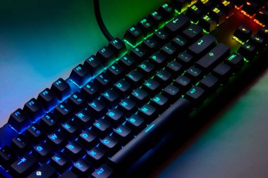 Dokunsal hassasiyet, neon tutum. Klavye çalıyorum. Her anahtar savaş alanı komutu gibi ateşlenir, burası refleks ile RGB 'nin buluştuğu yer. Oynamaya hazır, kazanmak için yaratılmış. Qwerty ABD klavyesi